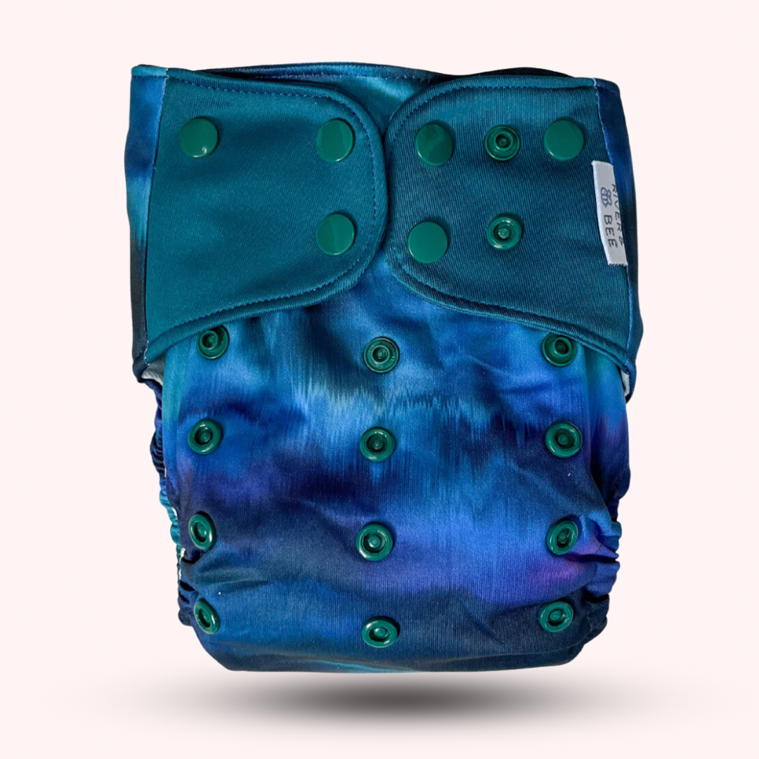 River & Bee reusable modern cloth nappy in the print Aurora. Comes with 2 highly absorbent natural fibre inserts.